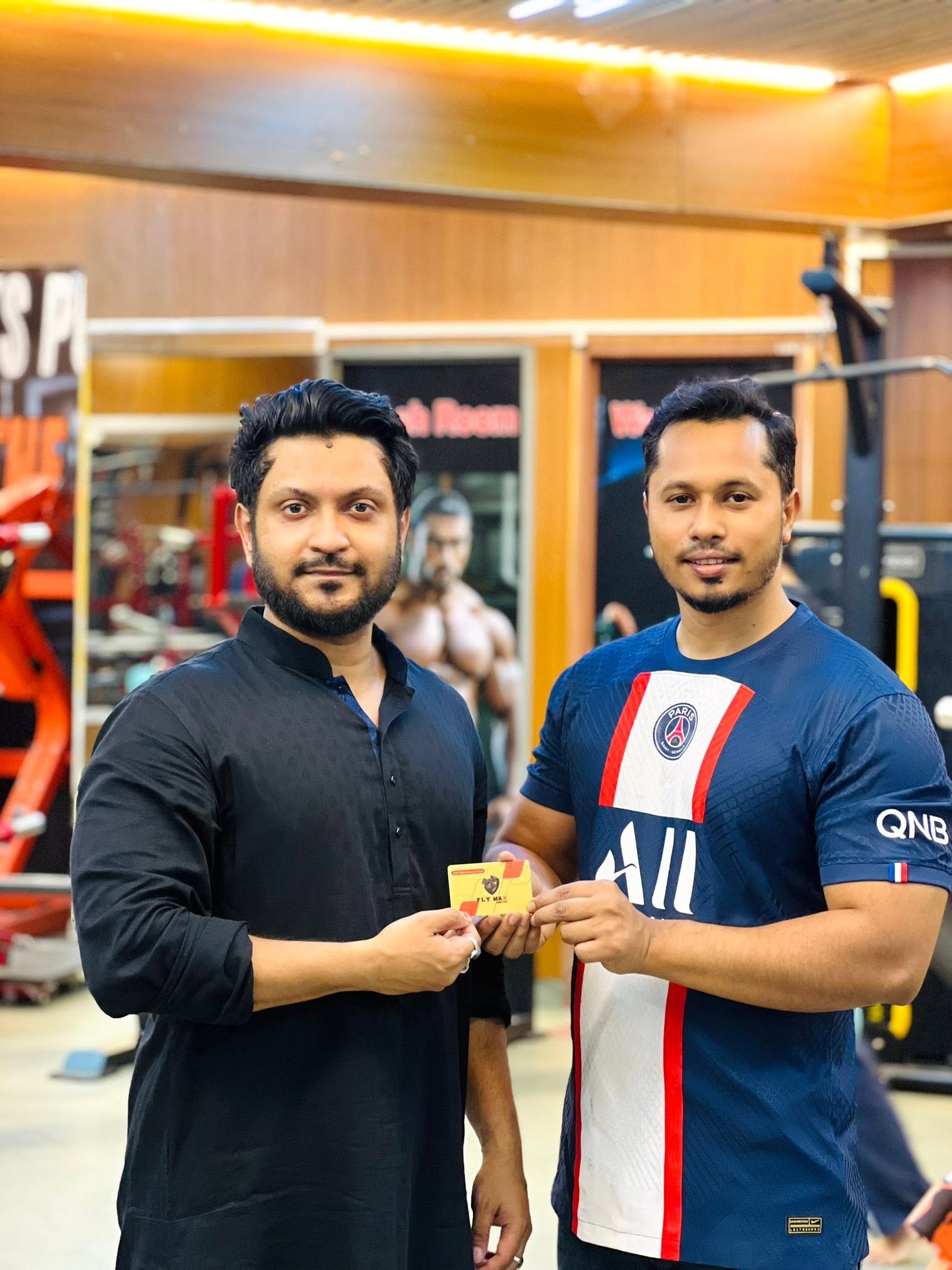 A new member receiving a Flymax card